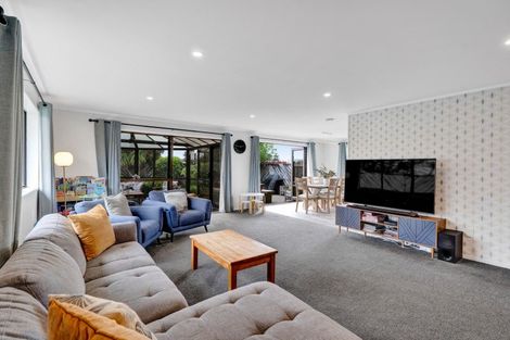 Photo of property in 17 Caledonia Place, Highlands Park, New Plymouth, 4312