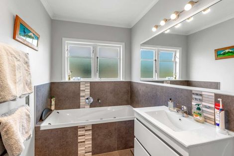 Photo of property in 33 Winston Avenue, Hokowhitu, Palmerston North, 4410