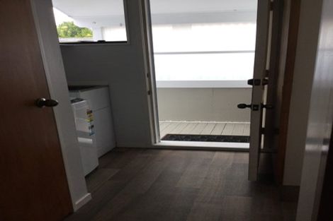 Photo of property in 7 Vardon Road, Green Bay, Auckland, 0604