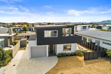 Photo of property in 10 Te Mauri Place, Omaha, 0986