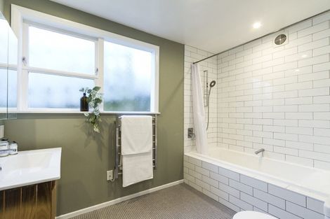 Photo of property in 16 Woburn Road, Northland, Wellington, 6012