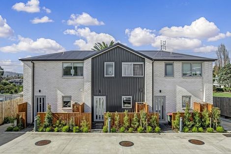 Photo of property in 2/24 Kelwyn Road, Kelston, Auckland, 0602