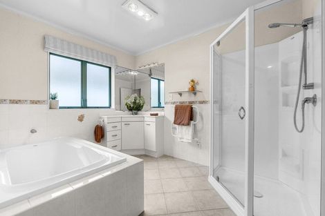 Photo of property in 16 Sherwood Grove, Northcross, Auckland, 0630