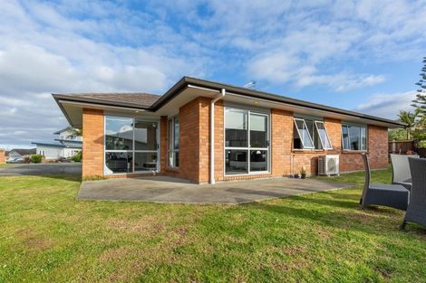 Photo of property in 16 Mcwhirters Farm Lane, Massey, Auckland, 0614