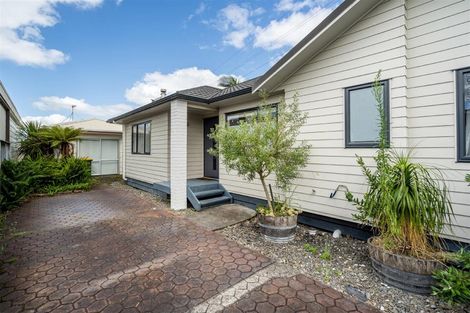 Photo of property in 51 Queen Mary Avenue, New Lynn, Auckland, 0600