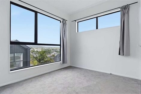 Photo of property in 8/233 Great North Road, Henderson, Auckland, 0612
