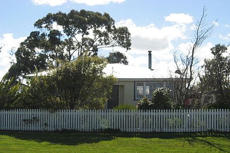 Photo of property in 25 Ngahina Street, Marton, 4710