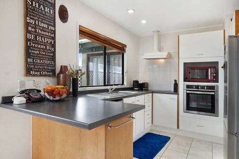 Photo of property in 2/55 Aviemore Drive, Highland Park, Auckland, 2010