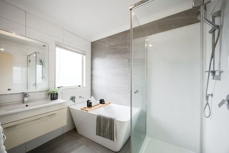 Photo of property in 23 South Kensington Way, Henderson, Auckland, 0612