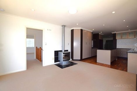 Photo of property in 14 Provence Esplanade, Te Atatu Peninsula, Auckland, 0610