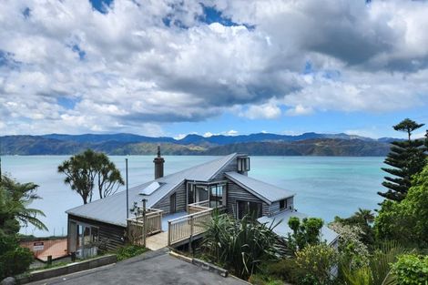 Photo of property in 1 Maramanui Way, Karaka Bays, Wellington, 6022