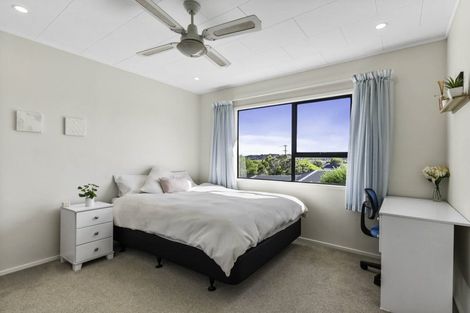 Photo of property in 34 Meadowood Drive, Unsworth Heights, Auckland, 0632