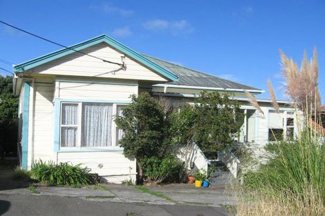 Photo of property in 73 Queens Drive, Lyall Bay, Wellington, 6022