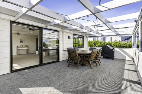 Photo of property in 34 Meadowood Drive, Unsworth Heights, Auckland, 0632
