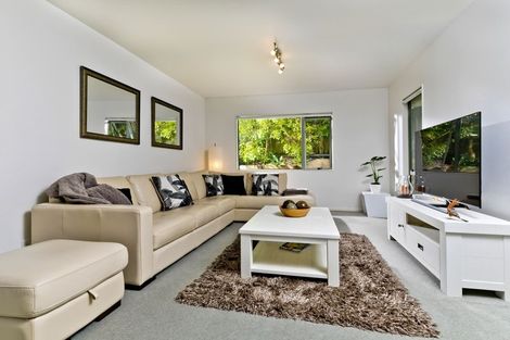 Photo of property in 2/362 East Coast Road, Sunnynook, Auckland, 0630