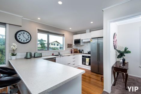 Photo of property in 44 Somes Crescent, Newlands, Wellington, 6037