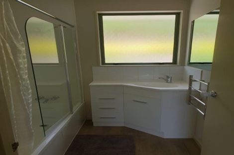 Photo of property in 17 Makiri Street, Helensville, 0800