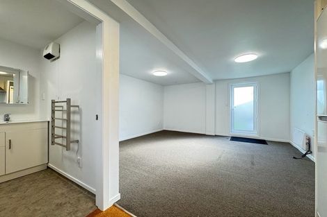 Photo of property in 21 Quigley Street, Newlands, Wellington, 6037