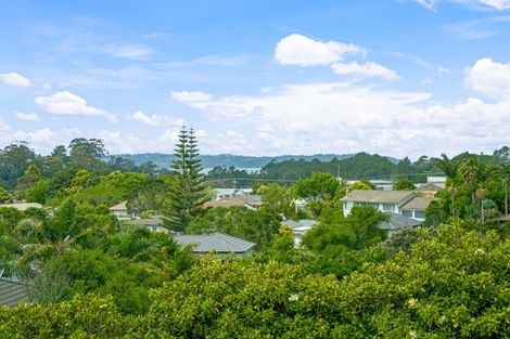 Photo of property in 3/2 Jadewynn Drive, Massey, Auckland, 0614