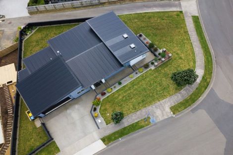 Photo of property in 2 Madeira Close, Whitby, Porirua, 5024