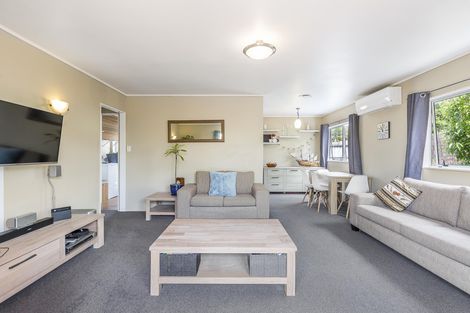 Photo of property in 2/39 Fairmount Road, Titirangi, Auckland, 0604