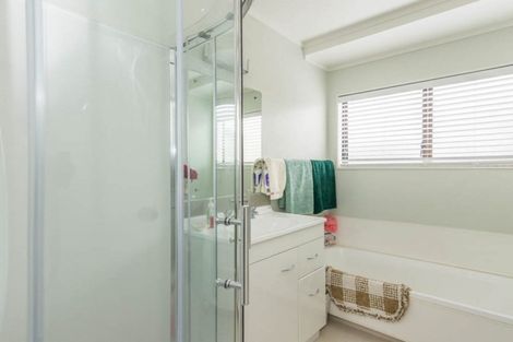 Photo of property in 28 Neil Avenue, Te Atatu Peninsula, Auckland, 0610