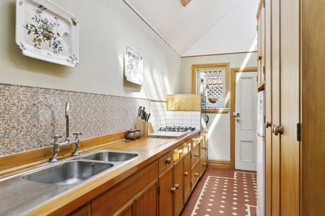 Photo of property in 28 Queen Street, Mount Victoria, Wellington, 6011
