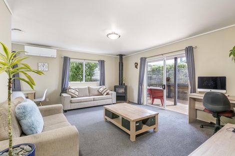 Photo of property in 2/39 Fairmount Road, Titirangi, Auckland, 0604