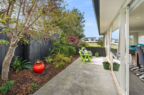 Photo of property in 25 Waitemata Drive, One Tree Point, 0118