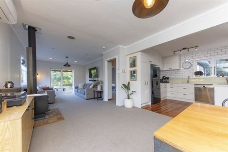 Photo of property in 5 Grovelands Way, Titirangi, Auckland, 0604