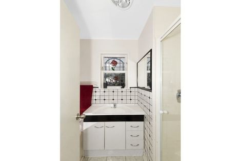 Photo of property in 22 Manapouri Place, Pakuranga Heights, Auckland, 2010