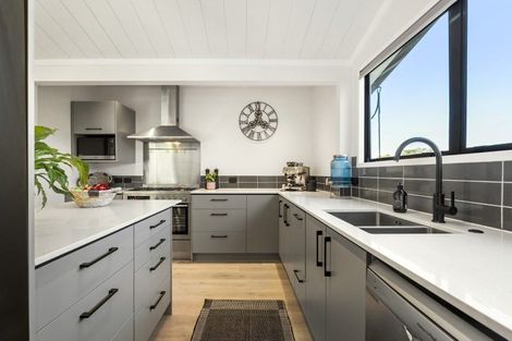 Photo of property in 22 Maori Hut Road, Red Beach, 0932