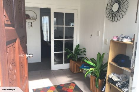 Photo of property in 3 Statesman Street, Henderson, Auckland, 0612