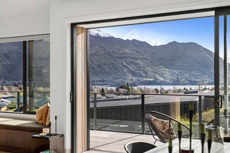 Photo of property in 33 Kirimoko Crescent, Wanaka, 9305
