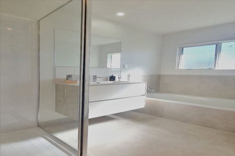 Photo of property in 18 Flagstaff Place, Massey, Auckland, 0614