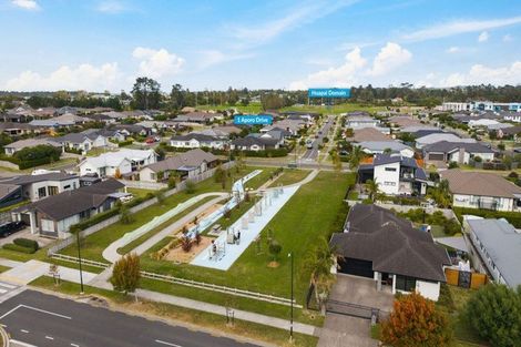 Photo of property in 1 Aporo Drive, Kumeu, 0810