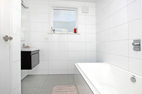 Photo of property in 150 The Esplanade, Houghton Bay, Wellington, 6023