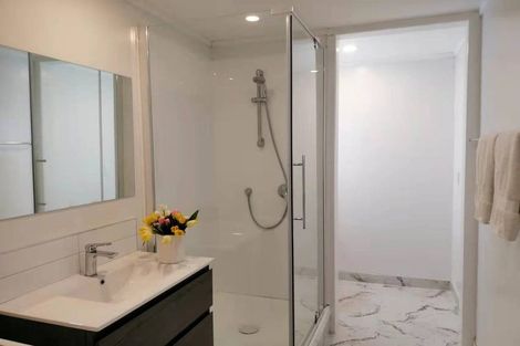 Photo of property in 121 Ennis Avenue, Pakuranga Heights, Auckland, 2010