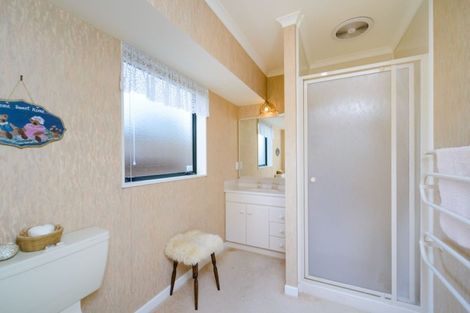 Photo of property in 27 Rosebank Avenue, Kelvin Grove, Palmerston North, 4414