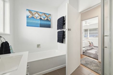 Photo of property in 1/123 Queen Street, Northcote Point, Auckland, 0627