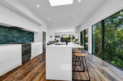 Photo of property in 2 Wairau Road, Oakura, 4374