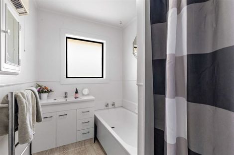 Photo of property in 320 Memorial Avenue, Burnside, Christchurch, 8053