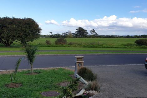 Photo of property in 6 Danica Esplanade, Te Atatu Peninsula, Auckland, 0610
