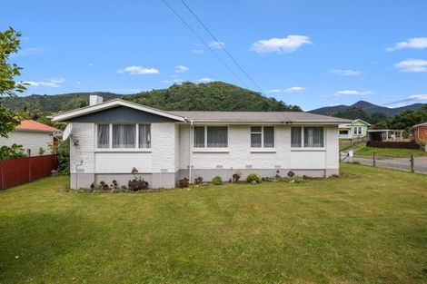 Photo of property in 14 Wairau Road, Picton, 7220