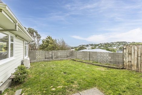 Photo of property in 7 Miles Crescent, Newlands, Wellington, 6037