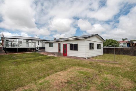 Photo of property in 9 Edgerton Road, Te Atatu Peninsula, Auckland, 0610