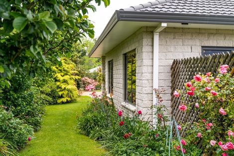 Photo of property in 1 Oak View Place, Greytown, 5712