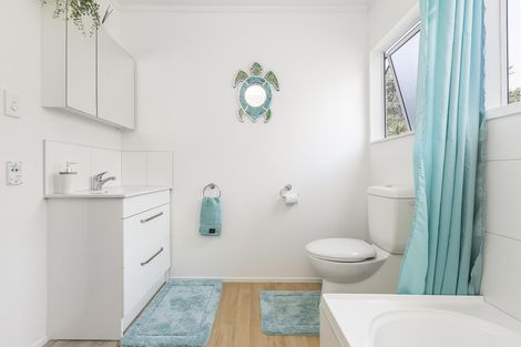 Photo of property in 2/39 Fairmount Road, Titirangi, Auckland, 0604