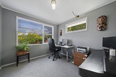 Photo of property in 27 Griffiths Grove, Newlands, Wellington, 6037
