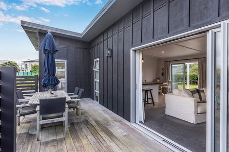 Photo of property in 6 Olliver Grove, Waikanae Beach, Waikanae, 5036